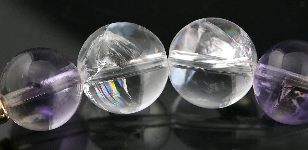透明な水晶の中に虹の光が輝くレインボークォーツ
